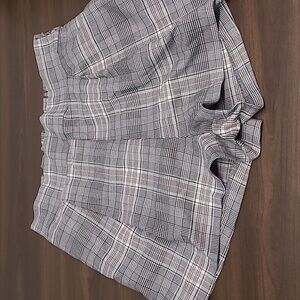 H&M Size 6 Black Plaid Pleated Shorts